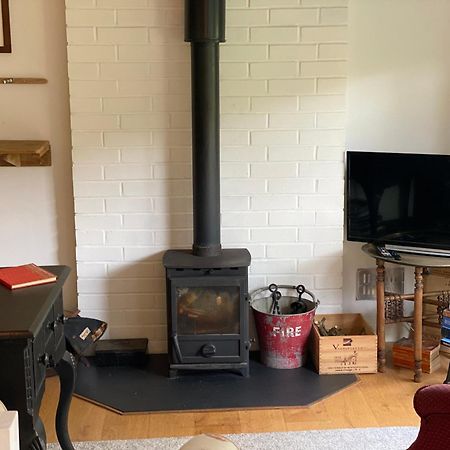 'The Den' Self Contained One Bedroom Annexe. 斯托克布里奇 外观 照片