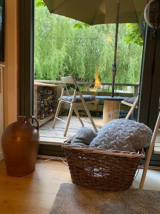 'The Den' Self Contained One Bedroom Annexe. 斯托克布里奇 外观 照片