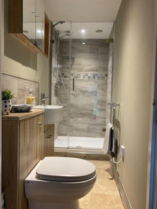 'The Den' Self Contained One Bedroom Annexe. 斯托克布里奇 外观 照片
